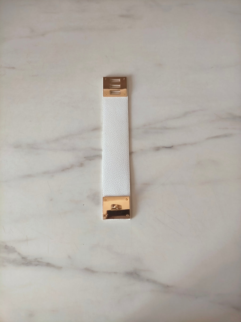 Manchette Contour d’Or – Bijou Femme Chic