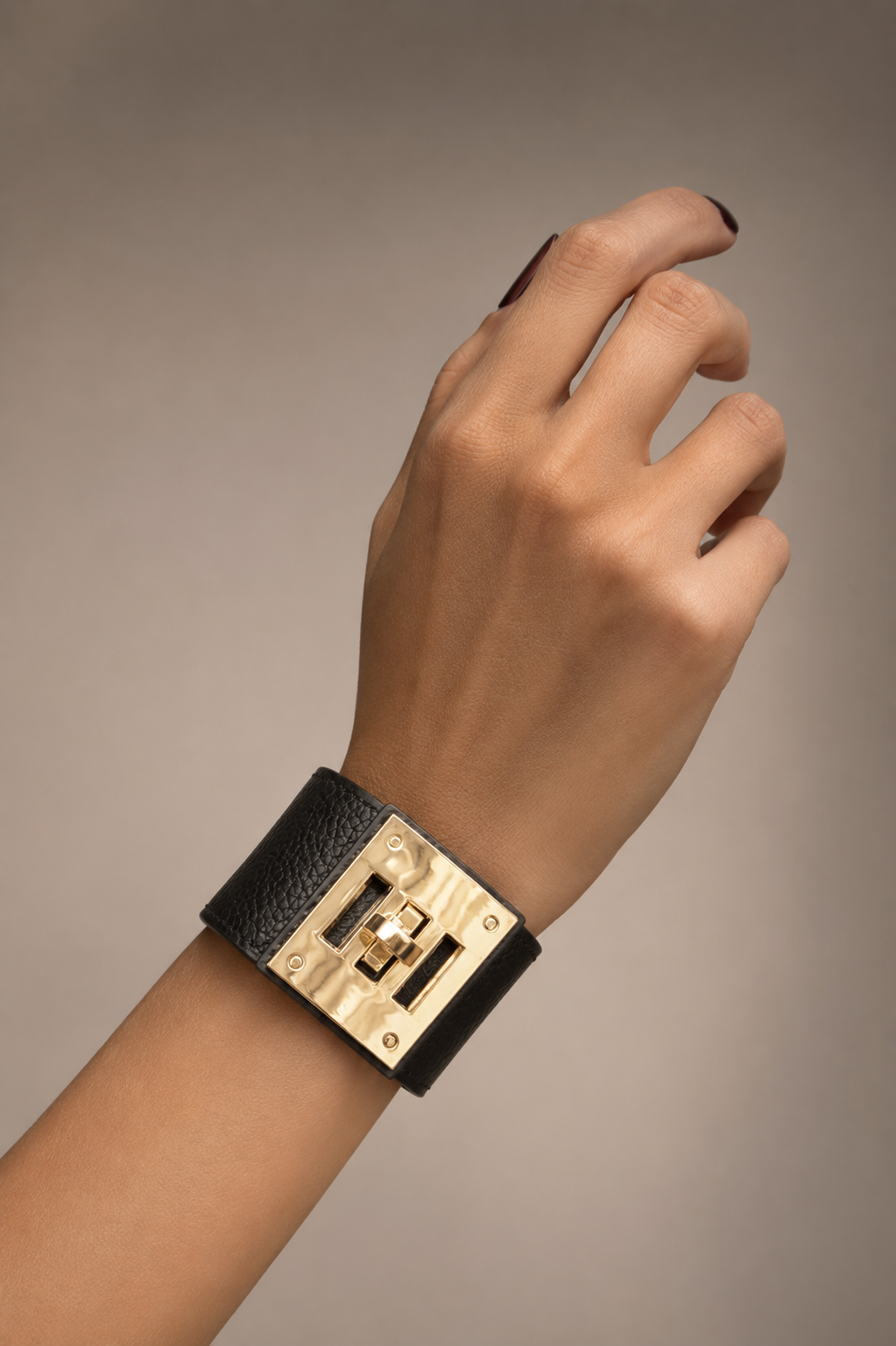 Manchette Contour d’Or – Bijou Femme Chic